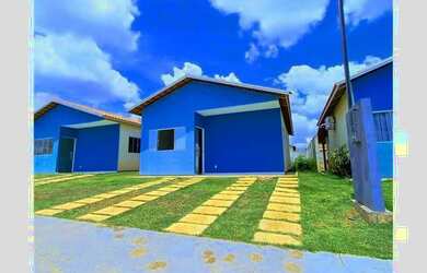 Imagem: A casa possui 2 Dormitórios, 2 Banheiros, 2 Vagas na garagem