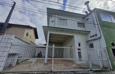 Imagem: A casa possui 2 Dormitórios, 1 Banheiro, 1 Vaga na garagem