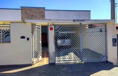 Imagem: A casa possui 4 Dormitórios, 3 Banheiros, 3 Vagas na garagem