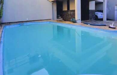 Imagem: A casa possui 3 Dormitórios, 3 Banheiros, 2 Vagas na garagem