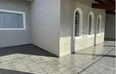 Imagem: A casa possui 2 Dormitórios, 1 Banheiro, 2 Vagas na garagem