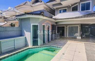 Imagem: A casa em condomínio possui 4 Dormitórios, 5 Banheiros, 2