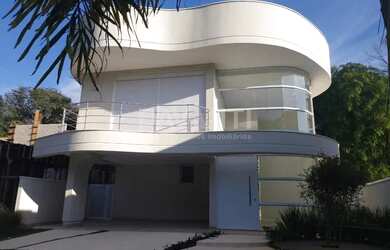 Imagem: A casa em condomínio possui 4 Dormitórios, 5 Banheiros, 2