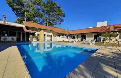 Imagem: A casa possui 5 Dormitórios, 5 Banheiros, 5 Vagas na garagem