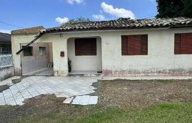 Imagem: A casa possui 2 Dormitórios, 1 Banheiro e 450m² de Área e