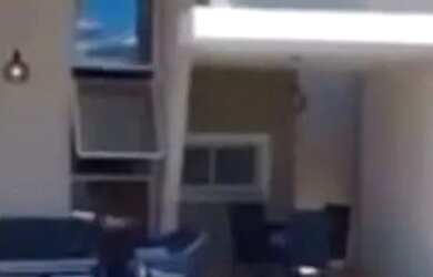 Imagem: A casa possui 3 Dormitórios, 2 Banheiros, 2 Vagas na garagem