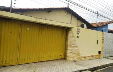 Imagem: A casa possui 3 Dormitórios, 2 Banheiros e 2 Vagas na garagem