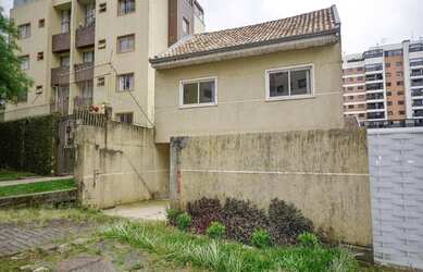 Imagem: A casa possui 3 Dormitórios, 3 Banheiros, 2 Vagas na garagem