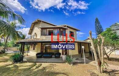 Imagem: A casa possui 4 Dormitórios, 3 Banheiros, 4 Vagas na garagem