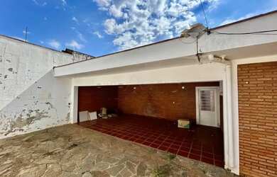 Imagem: A casa possui 4 Dormitórios, 5 Banheiros, 4 Vagas na garagem