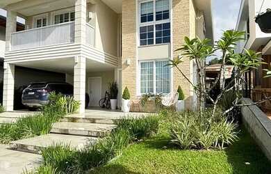 Imagem: A casa possui 4 Dormitórios, 4 Banheiros, 2 Vagas na garagem