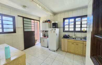 Imagem: A casa possui 3 Dormitórios, 2 Banheiros e está localizado