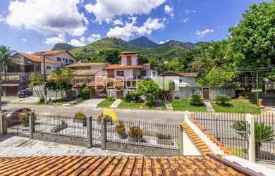 Imagem: A casa em condomínio possui 4 Dormitórios, 5 Banheiros, 4