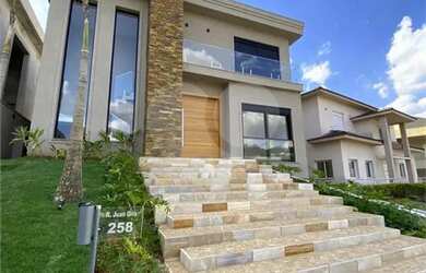 Imagem: A casa possui 4 Dormitórios, 5 Banheiros, 4 Vagas na garagem