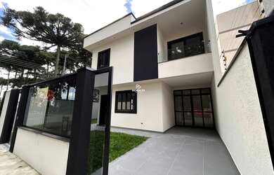 Imagem: A casa possui 3 Dormitórios, 3 Banheiros, 2 Vagas na garagem