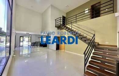 Imagem: A casa em condomínio possui 4 Dormitórios, 5 Banheiros, 5