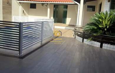 Imagem: A casa possui 3 Dormitórios, 2 Banheiros, 4 Vagas na garagem