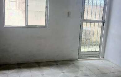 Imagem: A casa possui 1 Dormitório, 1 Banheiro, 1 Vaga na garagem e