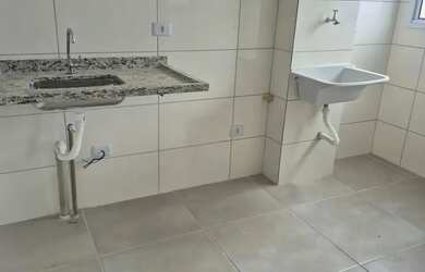 Imagem: O apartamento possui 2 Dormitórios, 1 Banheiro, 1 Vaga na garagem