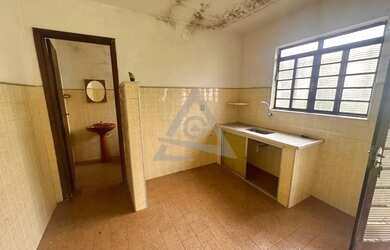 Imagem: A casa possui 3 Dormitórios, 2 Banheiros, 3 Vagas na garagem