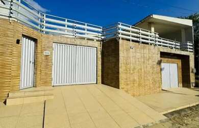 Imagem: A casa possui 3 Dormitórios, 3 Banheiros, 3 Vagas na garagem