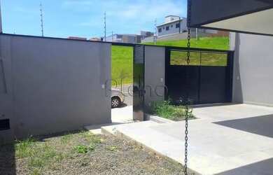 Imagem: A casa possui 3 Dormitórios, 3 Banheiros, 4 Vagas na garagem