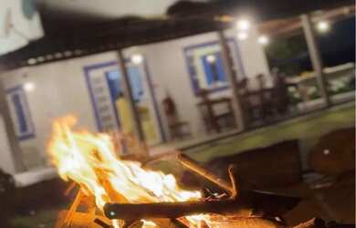 Imagem: A casa possui 2 Dormitórios, Acomodam 8 pessoas, 5 Vagas na