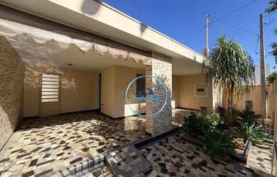 Imagem: A casa possui 3 Dormitórios, 2 Banheiros, 1 Vaga na garagem