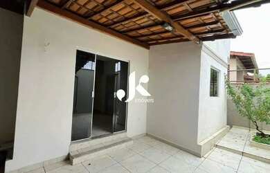 Imagem: A casa possui 4 Dormitórios, 3 Banheiros, 2 Vagas na garagem