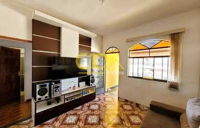 Imagem: A casa possui 5 Dormitórios, 2 Banheiros, 4 Vagas na garagem