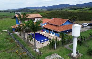 Imagem: A fazenda possui 700m² de Área e está localizado em Centro