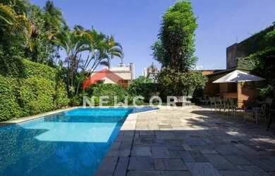 Imagem: A casa à venda possui 4 Dormitórios, 4 Banheiros, 4 Vagas