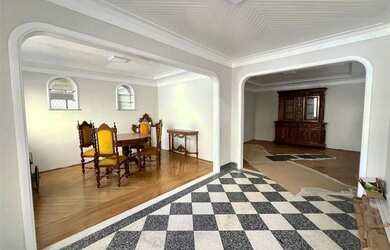 Imagem: A casa possui 3 Dormitórios, 4 Banheiros, 5 Vagas na garagem