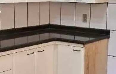 Imagem: A casa possui 3 Dormitórios, 1 Banheiro, 2 Vagas na garagem