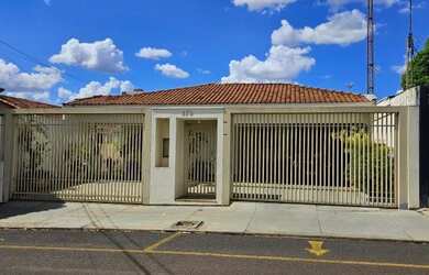 Imagem: A casa possui 3 Dormitórios, 5 Banheiros, 4 Vagas na garagem