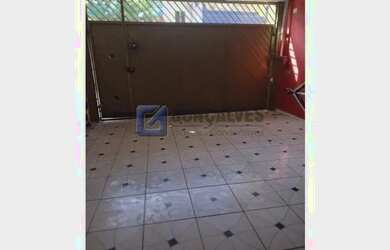 Imagem: A casa possui 3 Dormitórios, 1 Banheiro, 2 Vagas na garagem