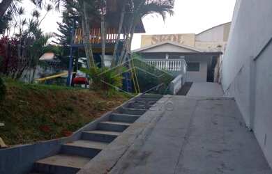 Imagem: A casa possui 2 Dormitórios, 1 Banheiro, 2 Vagas na garagem