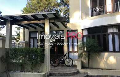 Imagem: A casa possui 4 Dormitórios, 5 Banheiros, 4 Vagas na garagem