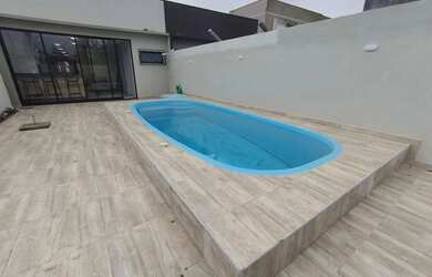 Imagem: A casa possui 3 Dormitórios, 3 Banheiros, 2 Vagas na garagem