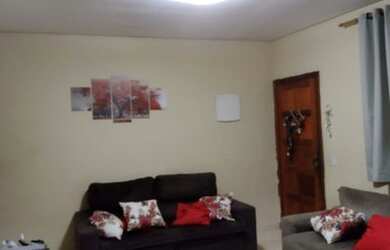 Imagem: A casa possui 4 Dormitórios, 2 Banheiros, 3 Vagas na garagem