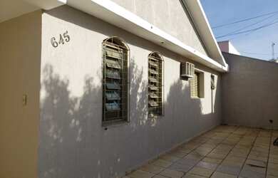 Imagem: A casa possui 5 Dormitórios, 5 Banheiros, 4 Vagas na garagem