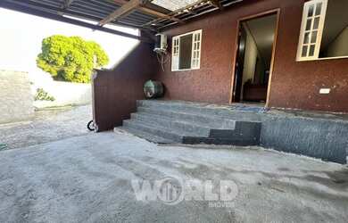 Imagem: A casa possui 3 Dormitórios, 1 Banheiro, 2 Vagas na garagem