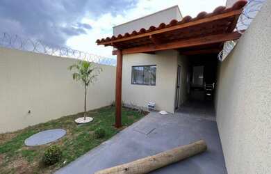 Imagem: A casa possui 2 Dormitórios, 2 Banheiros, 2 Vagas na garagem