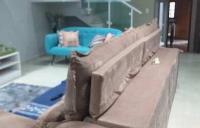 Imagem: A casa possui 4 Dormitórios, 5 Banheiros, 4 Vagas na garagem