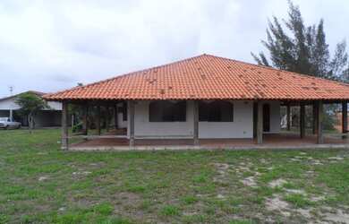 Imagem: A casa possui 5 Dormitórios, 5 Banheiros, 4 Vagas na garagem