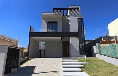 Imagem: A casa em condomínio e possui Dormitórios, Suítes, Banheiros