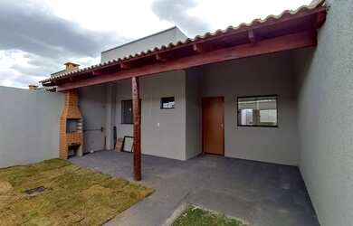 Imagem: A casa possui 3 Dormitórios, 2 Banheiros, 2 Vagas na garagem