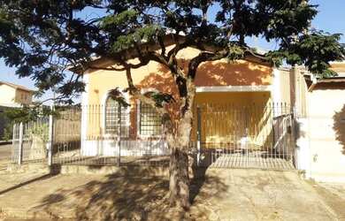 Imagem: A casa possui 2 Dormitórios, 1 Banheiro, 2 Vagas na garagem