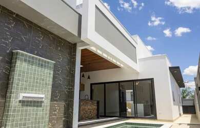 Imagem: A casa em condomínio possui 4 Dormitórios, 5 Banheiros, 2