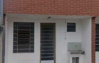 Imagem: A casa possui 1 Dormitório, 1 Banheiro, 1 Vaga na garagem